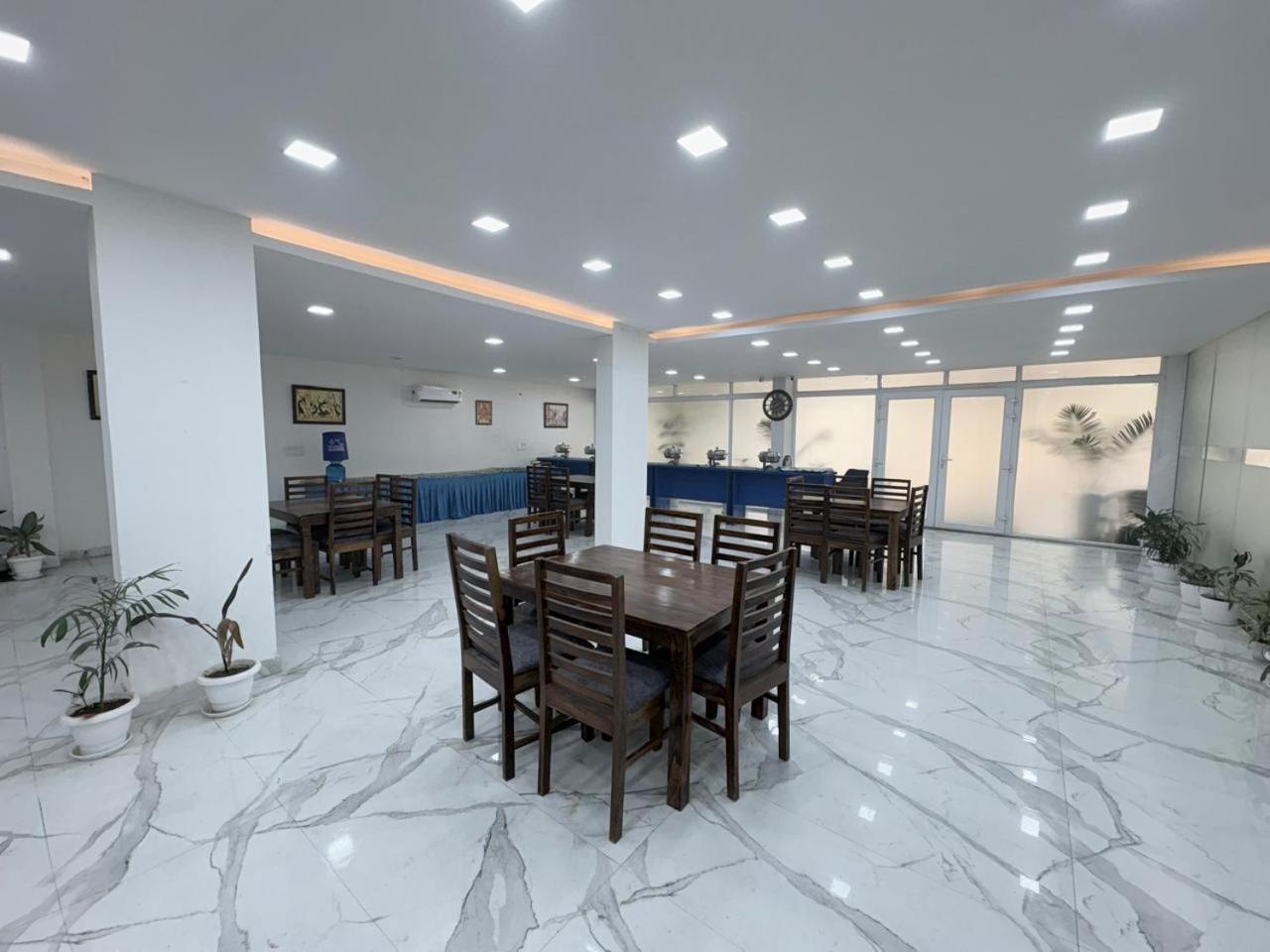 Pacific Inn Eco Central Gurgaon Exterior foto