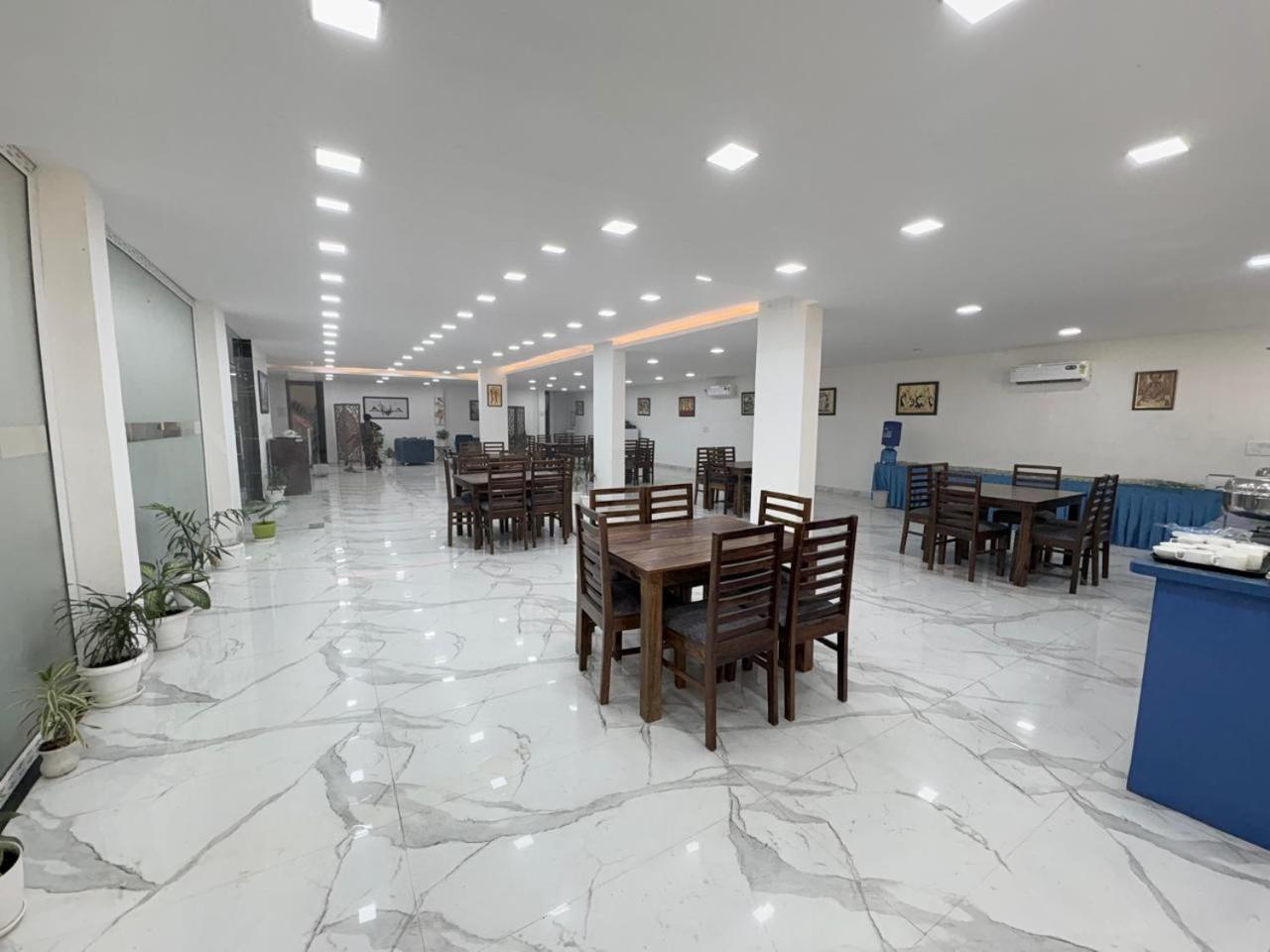 Pacific Inn Eco Central Gurgaon Exterior foto