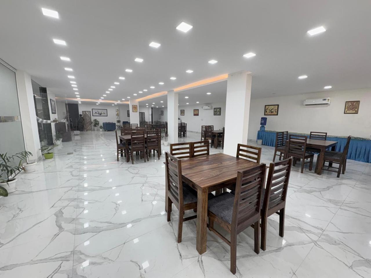 Pacific Inn Eco Central Gurgaon Exterior foto
